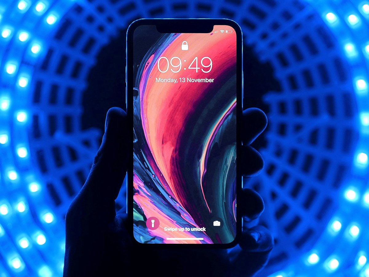 Smartphone on a desk — 200GB SIM only UK lifestyle